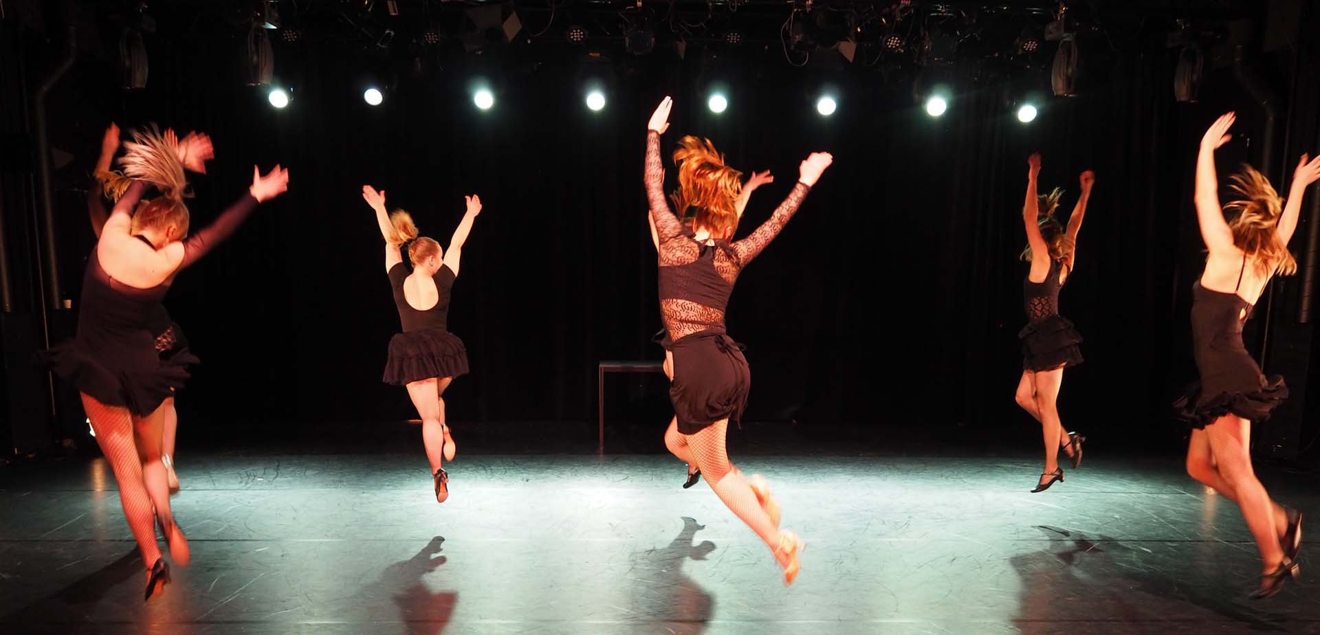 Tyttöjä tanssiesityksessä.