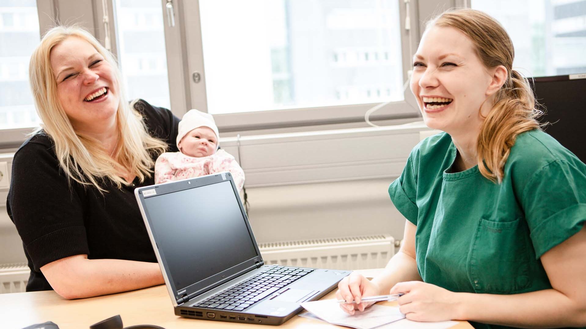 Opiskelijat harjoittelevat neuvolakäyntiä