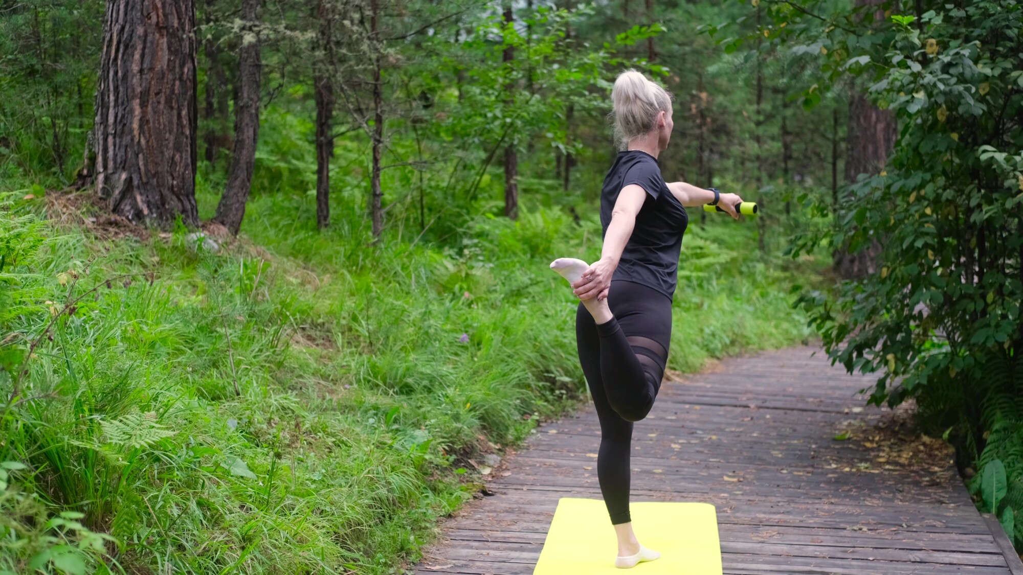 young-blonde-woman-goes-in-for-sports-does-exercises-outdoors-in-the-park-the-concept-of-a-healthy-lifestyle