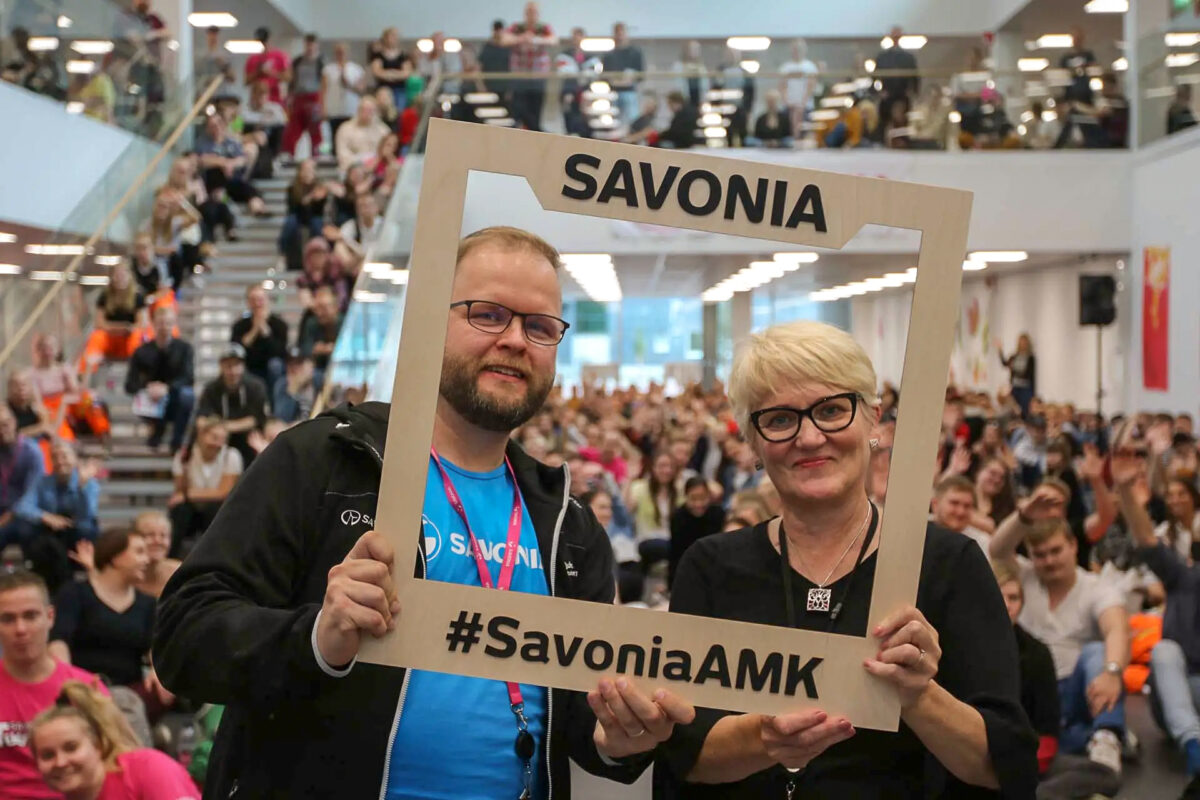 Juha Asikainen ja Mervi Vigren sekä iso joukko ihmisiä Kampussydämessä.