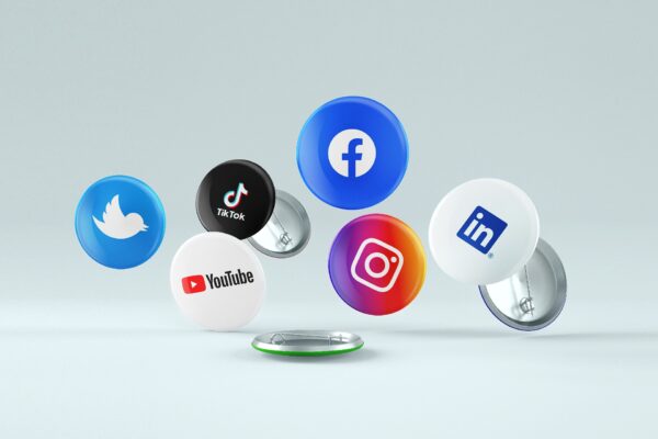 Pinssisommitelma, joissa kuvina sosiaalisen median logoja: Youtube, Twitter, LinkedIn, Instagram, Facebook ja Tiktok.