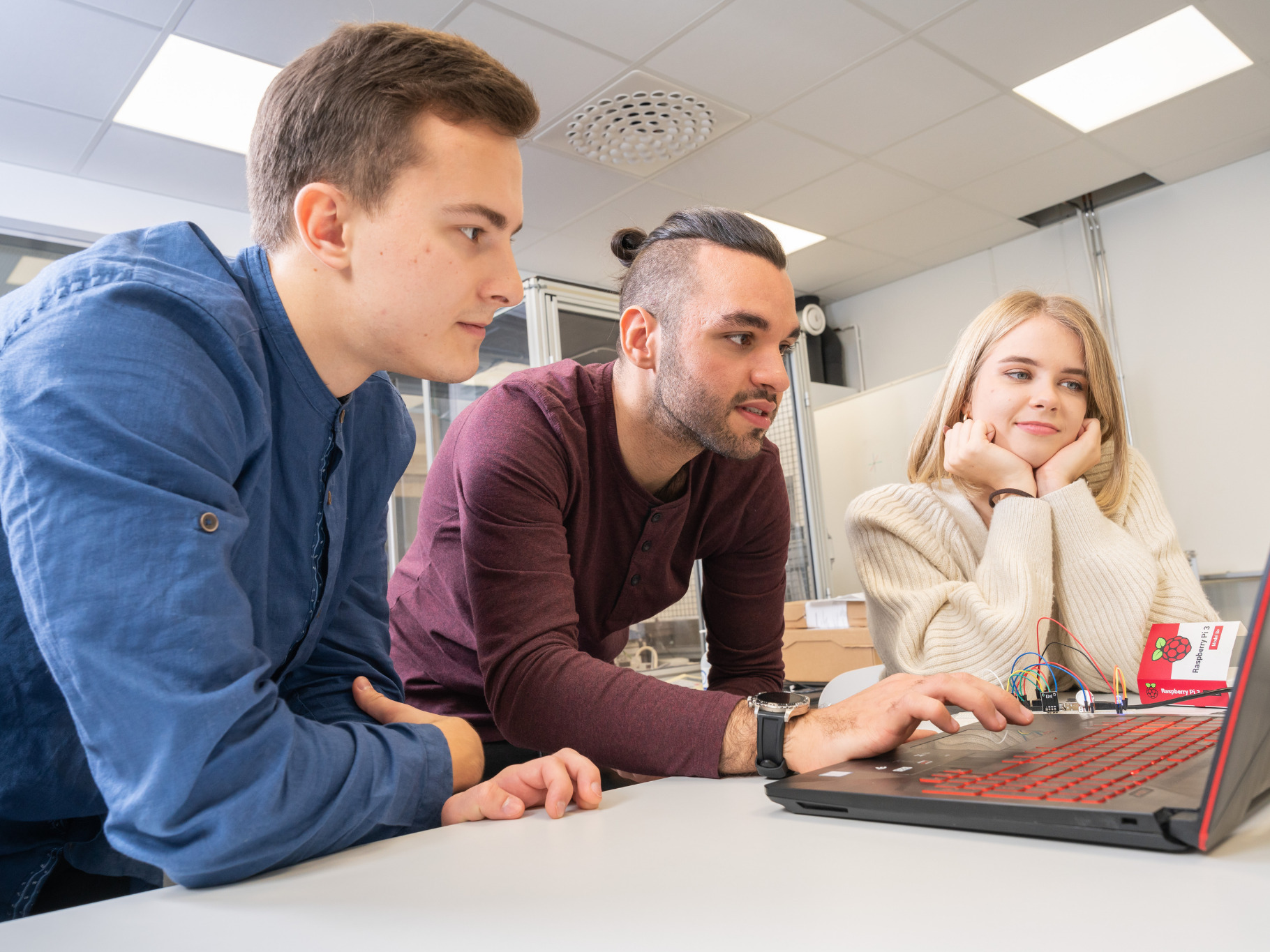 Savonia students looking at a computer