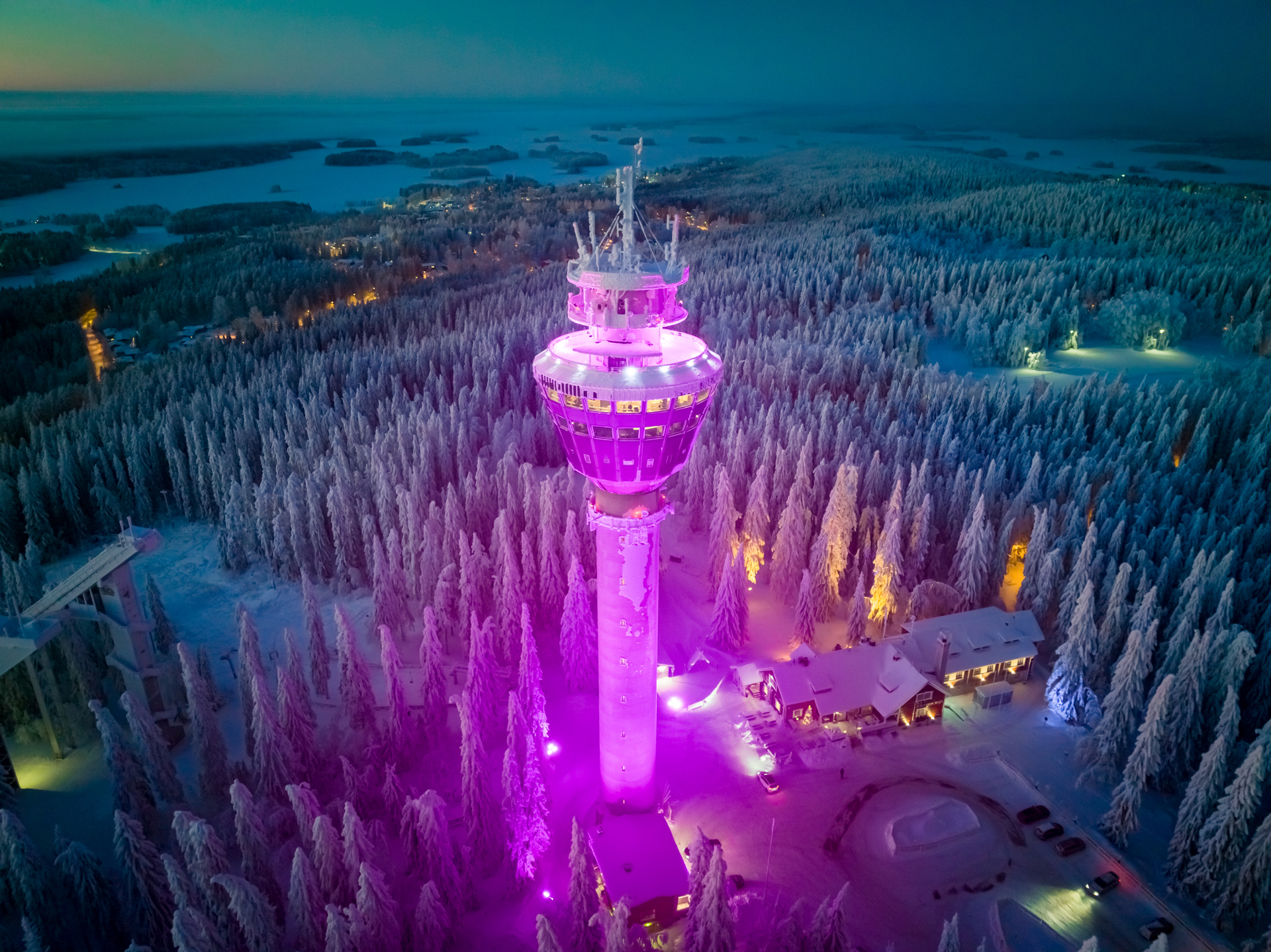 Pinkki Puijon torni, kuvaaja Wille Markkanen