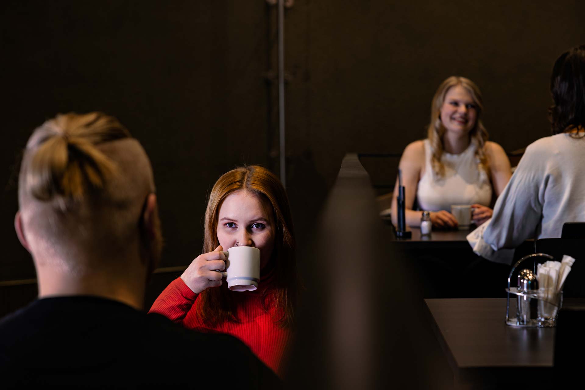 Opiskelijat istuvat kahvilla.