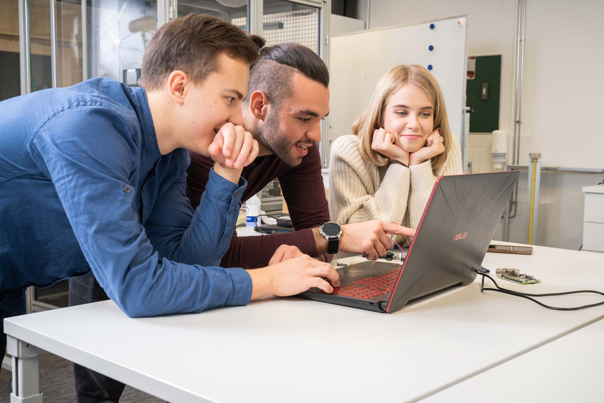 Opiskelijoita konetekniikan laboratoriossa.