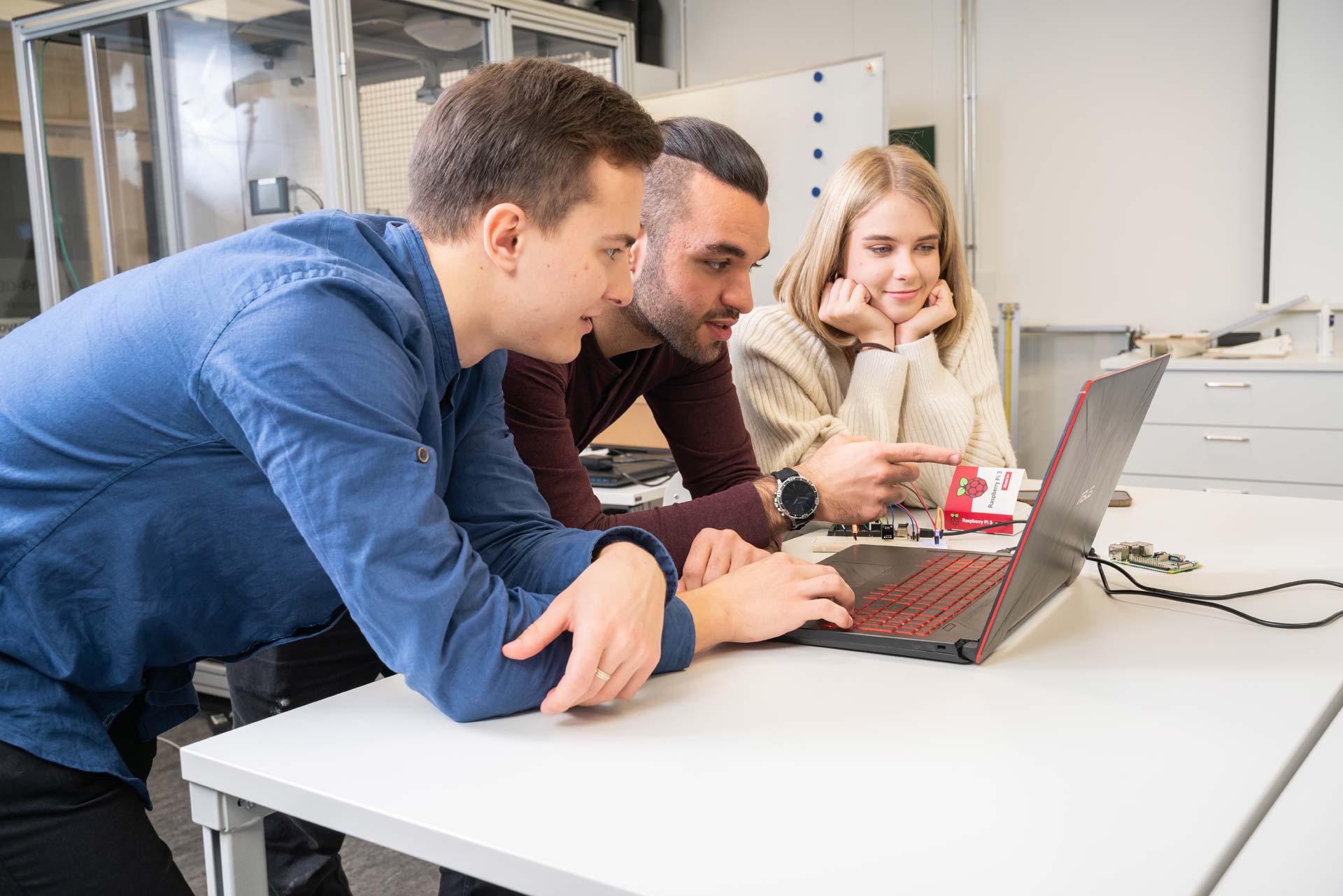 Opiskelijoita konetekniikan laboratoriossa.