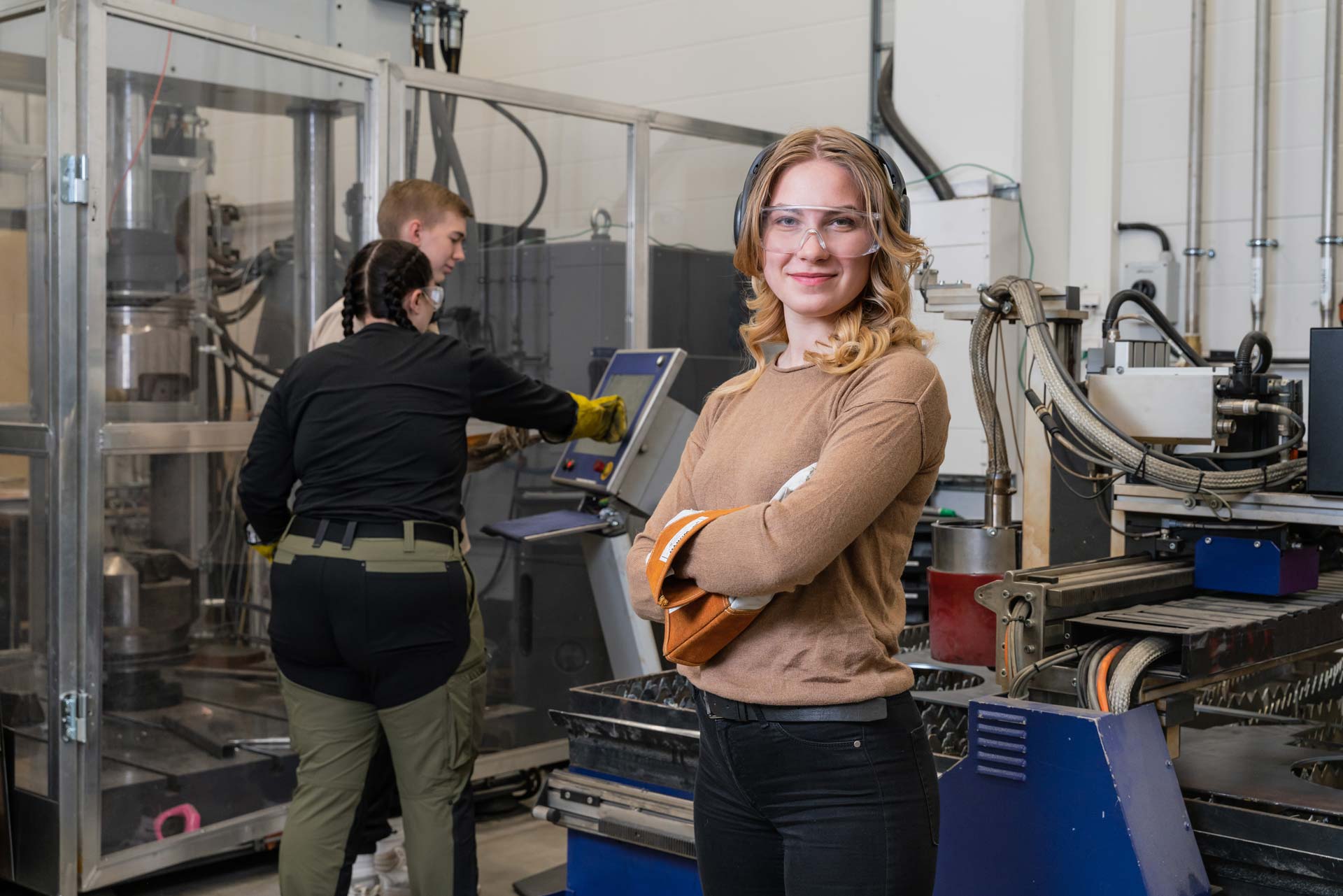 Opiskelijoita konetekniikan työsalissa.