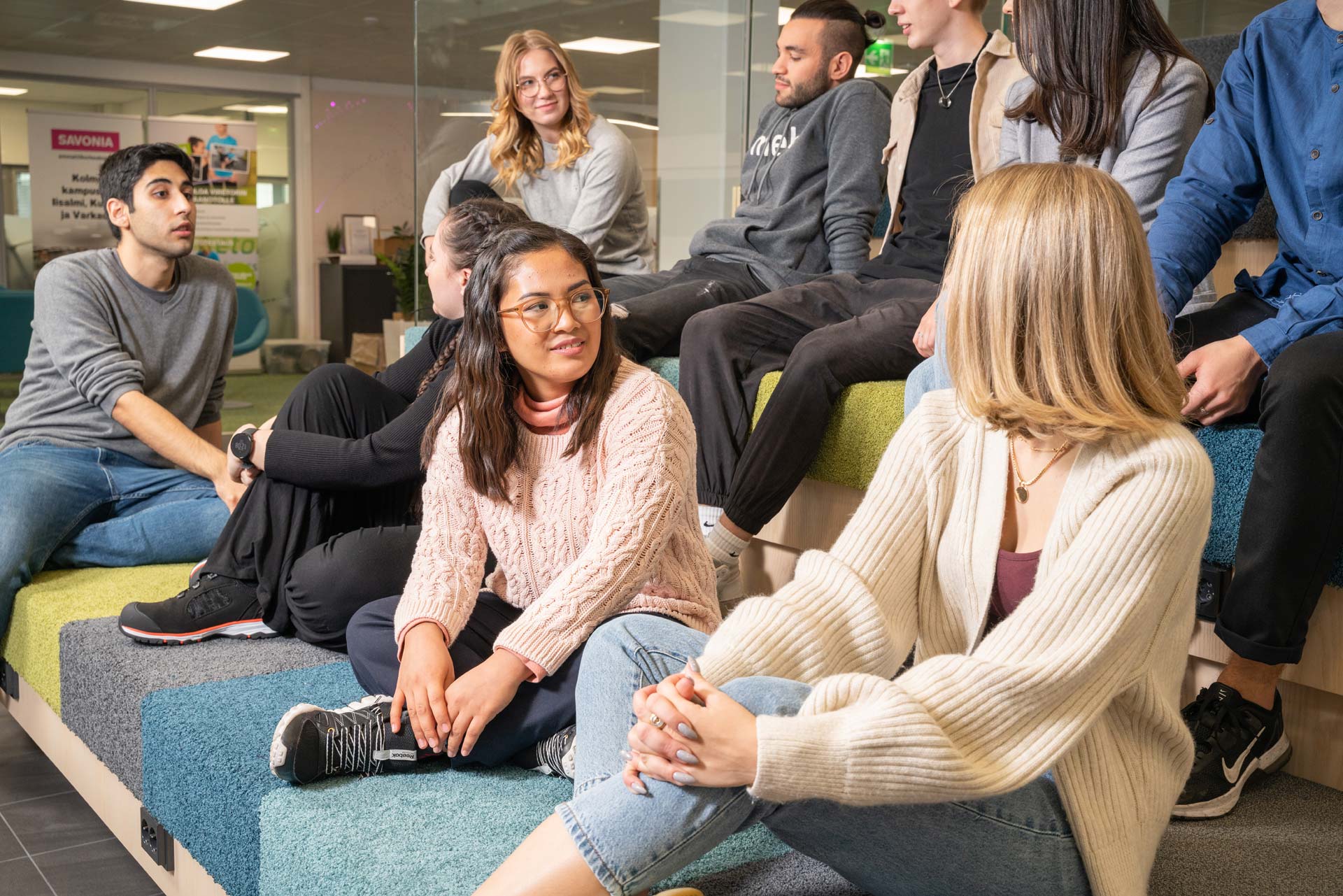 Opiskelijoita Kampussydämessä.