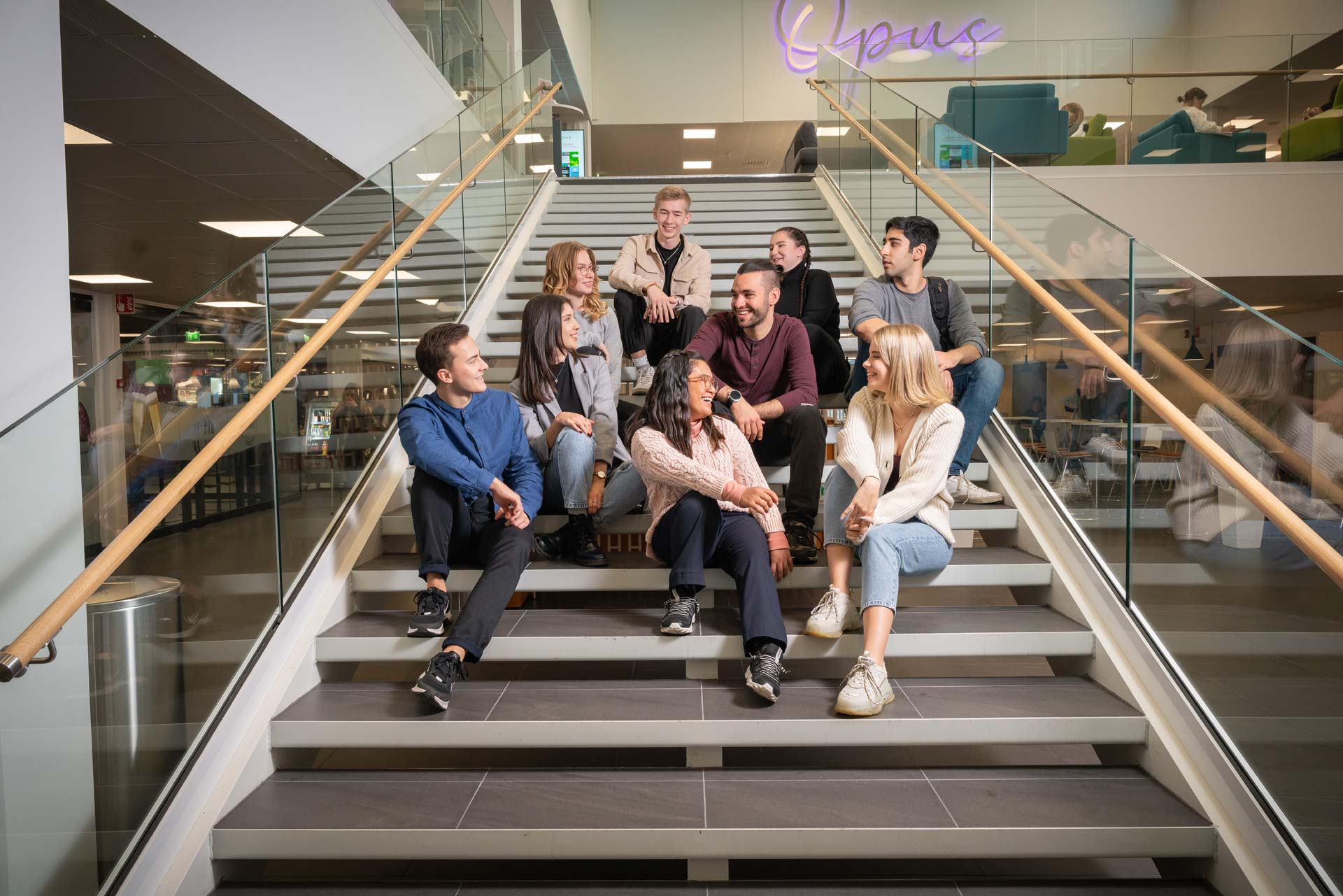 Opiskelijoita Kampussydämessä.