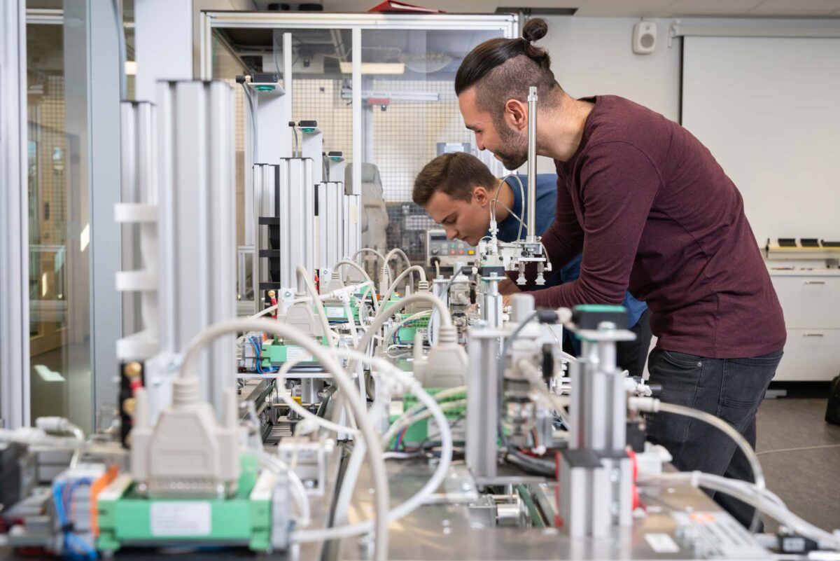 Opiskelijoita konetekniikan laboratoriossa.