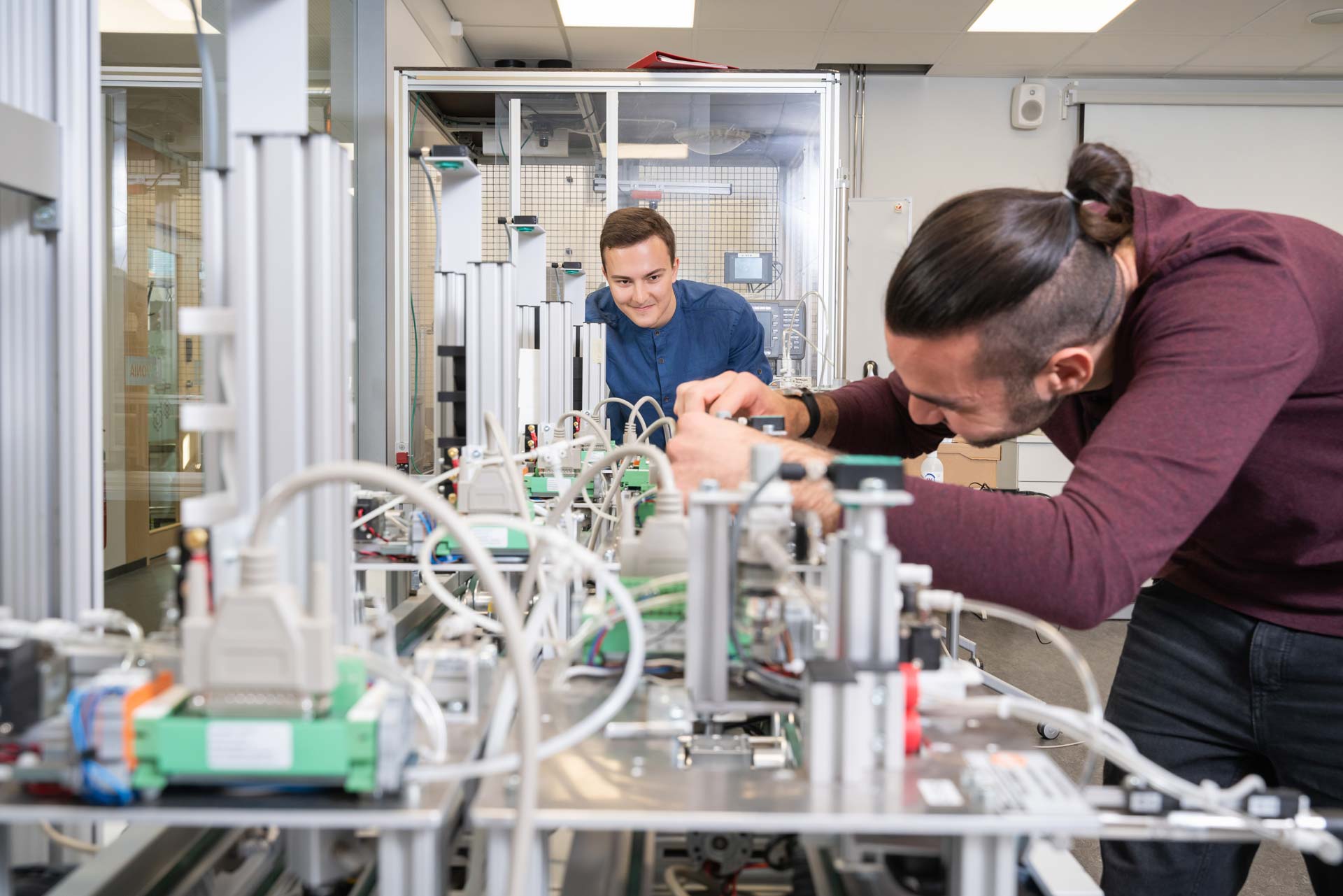 Opiskelijoita konetekniikan laboratoriossa.