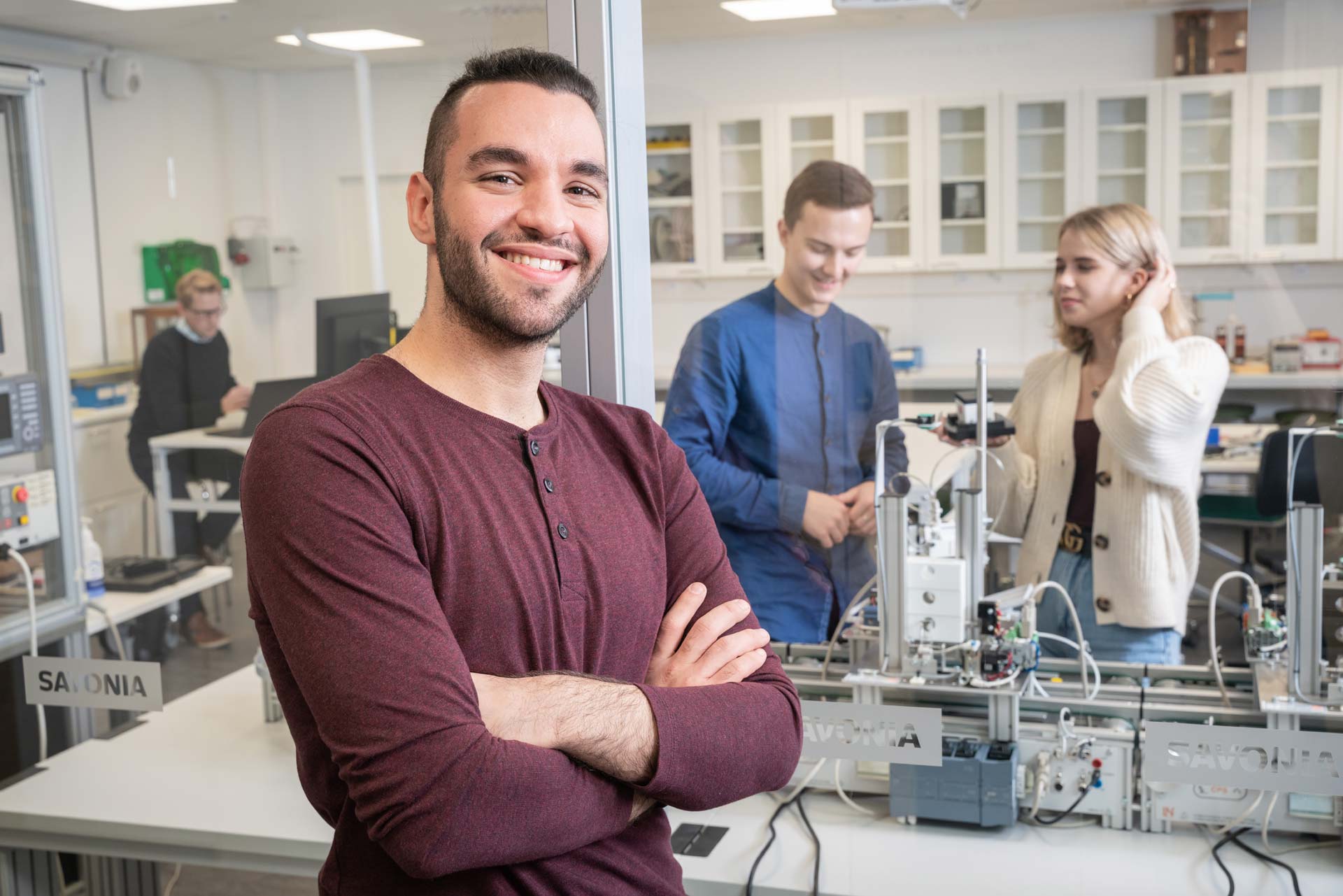 Opiskelijoita konetekniikan laboratoriossa.