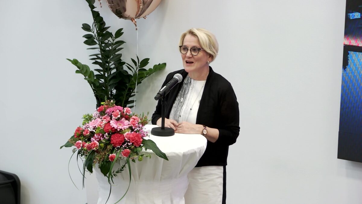 Rehtori Mervi Vidgren pitää puhetta kevään 2022 valmistujaisissa.
