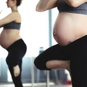 raskaana oleva nainen joogaa