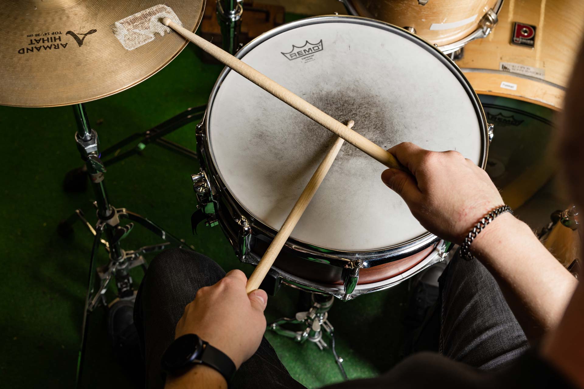 Rumpusetti ja rumpalin kädet.