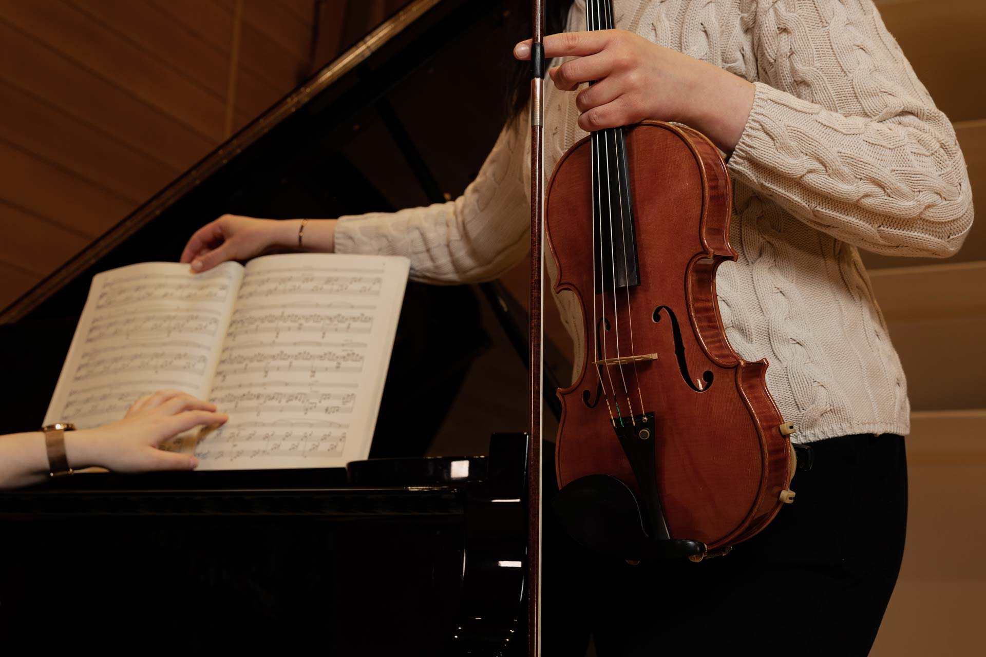 Pianisti ja viulisti tutkivat nuotteja.