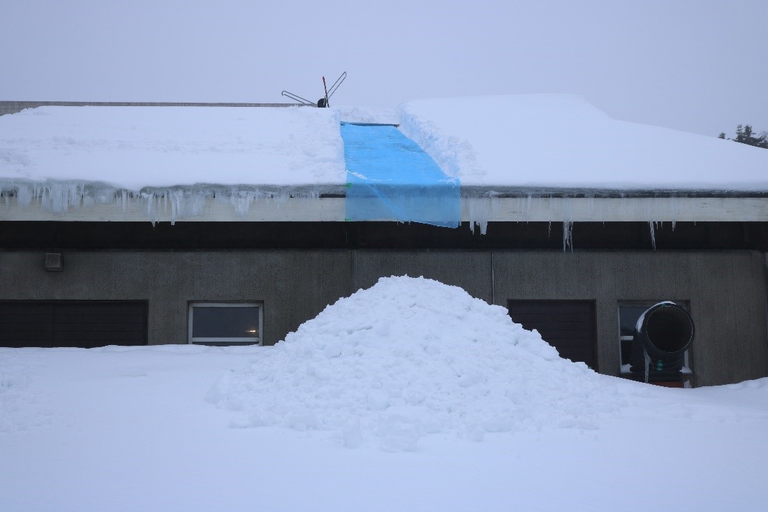 Lumikuormaa kannattaa vähentää suurten tuotantorakennusten katoilta, jos kuorma on päässyt kasvamaan suureksi. (Kuva: Fiia Ritvanen).