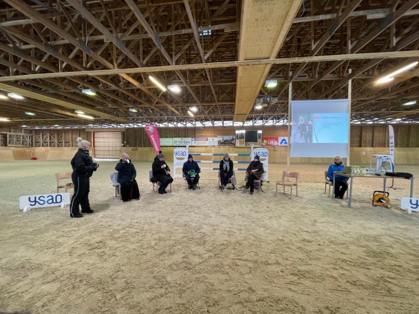 Paneelikeskustelu, vasemmalta oikealle juontaja Jenna Hartojoki sekä panelistit Elina Jääskelä, Anna-Mari Olbricht, Mikko Väisänen, Petra Rantala, Katja Kannisto ja Toini Immonen. (Kuva: Krista Tirronen)