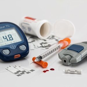 Diabeteksen hoitoon tarvittavaa laitteistoa.