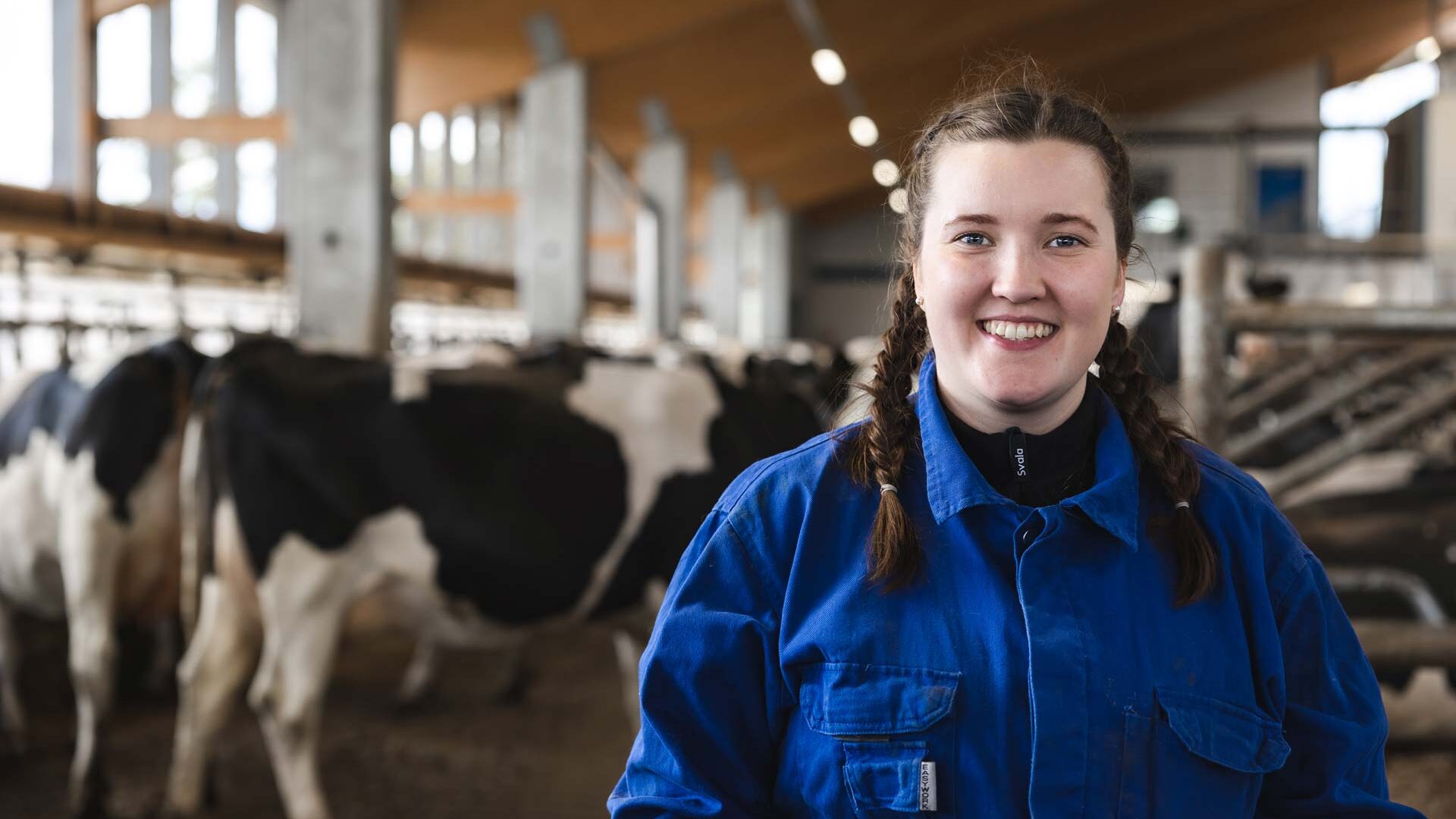 Agrologiopiskelija navetassa.