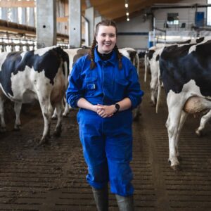 Agrologiopiskelija navetassa.