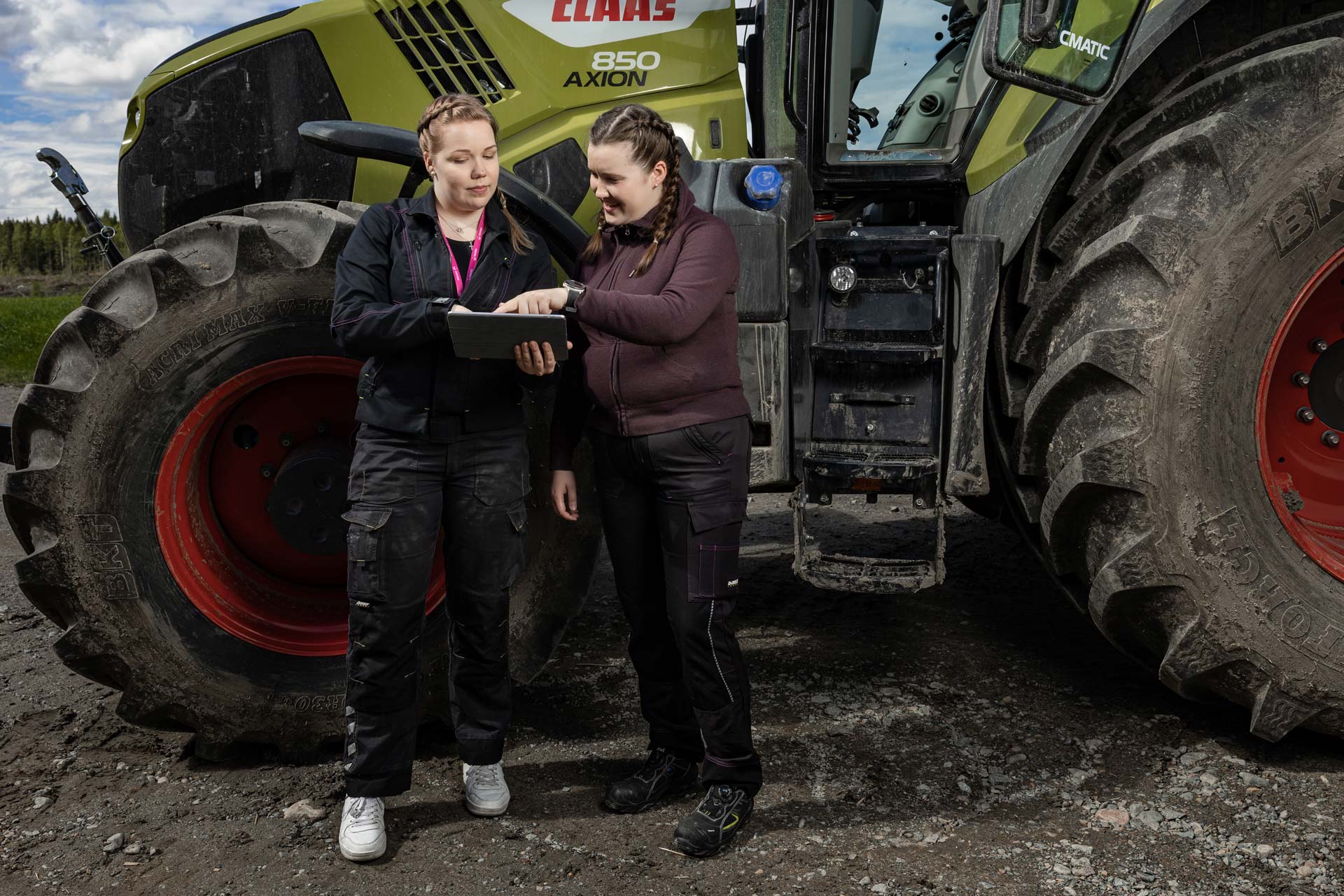 Agrologiopiskelijat tutkimassa tablettitietokonetta.