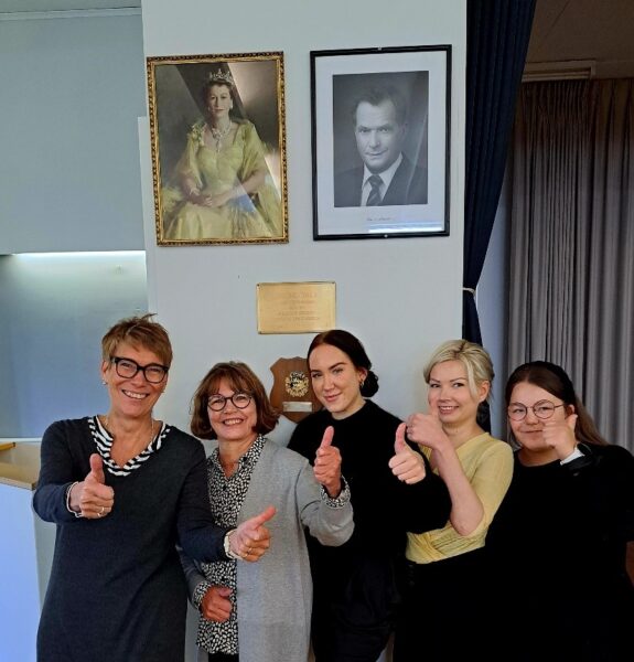 Kuva 1. Terveysalan opiskelijat ja opettajat Altonan Suomi-talossa.