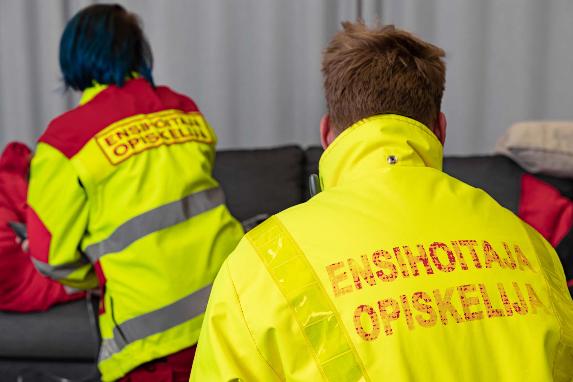 Kaksi ensihoitajaopiskelijaa.