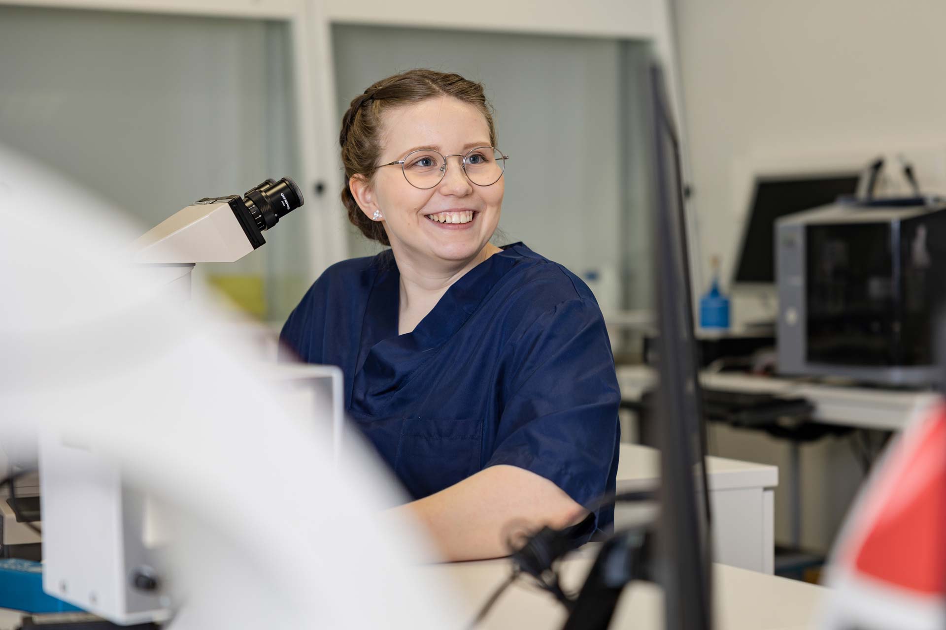 Bioanalyytikko tutkimassa näytteitä.