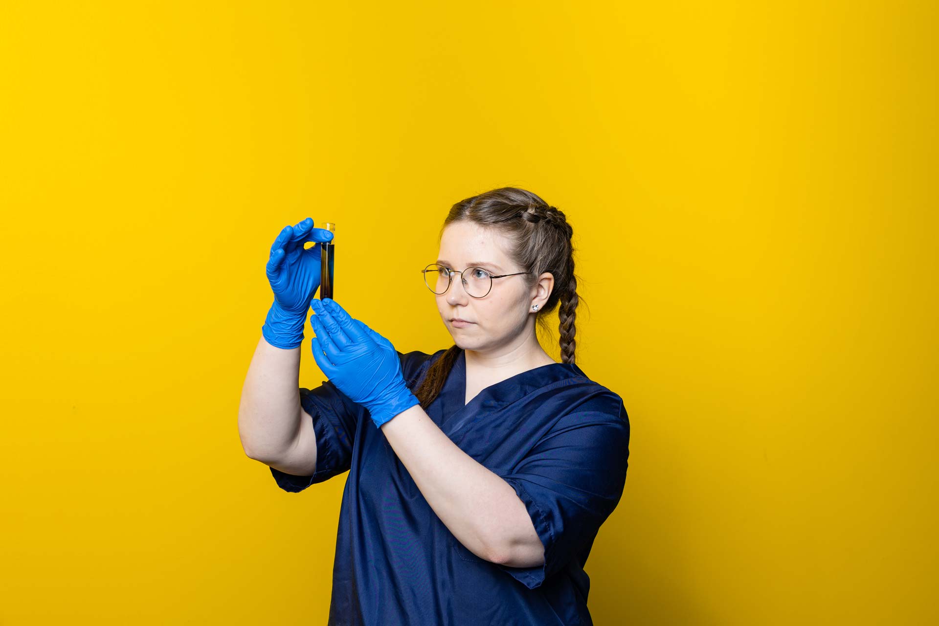 Bioanalyytikko tutkimassa näytteitä.