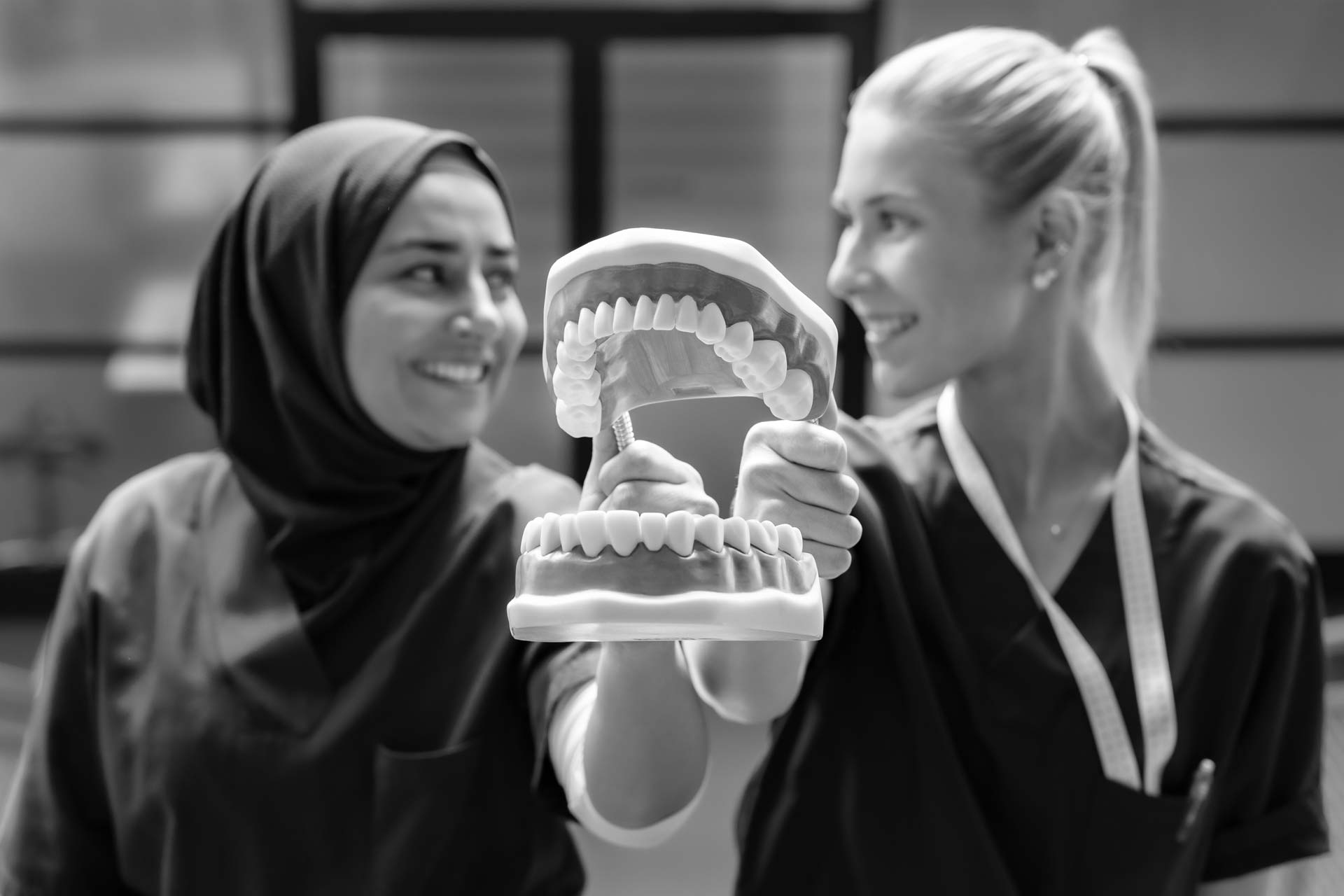 Kaksi suuhygienistiä.