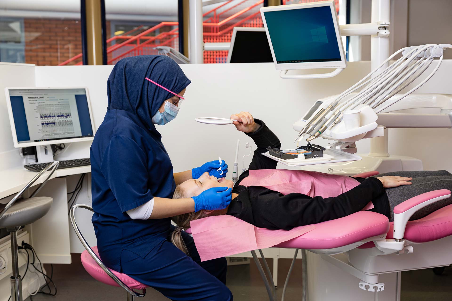 Kaksi suuhygienistiä.