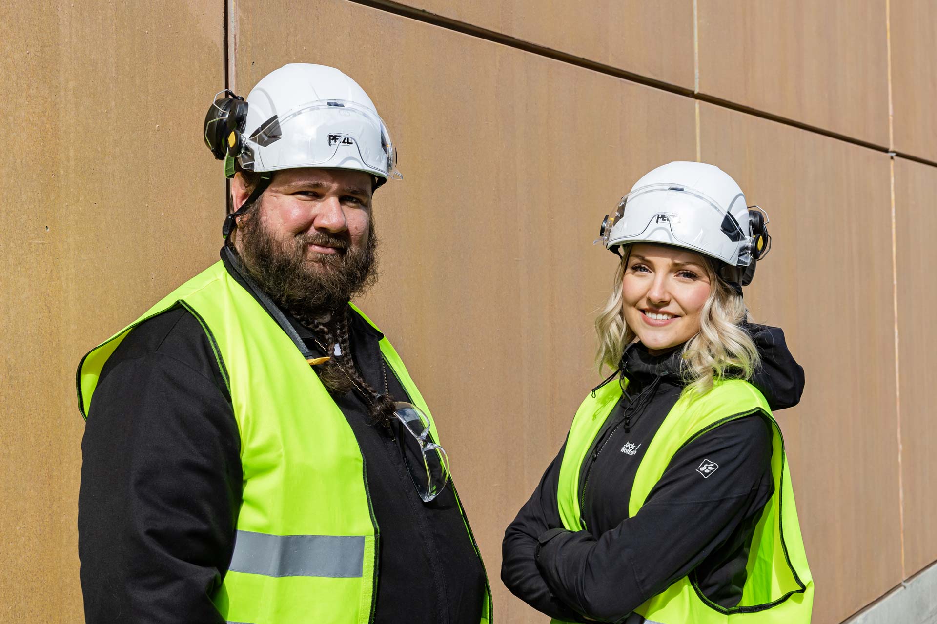 Kaksi rakennusmestariopiskelijaa.