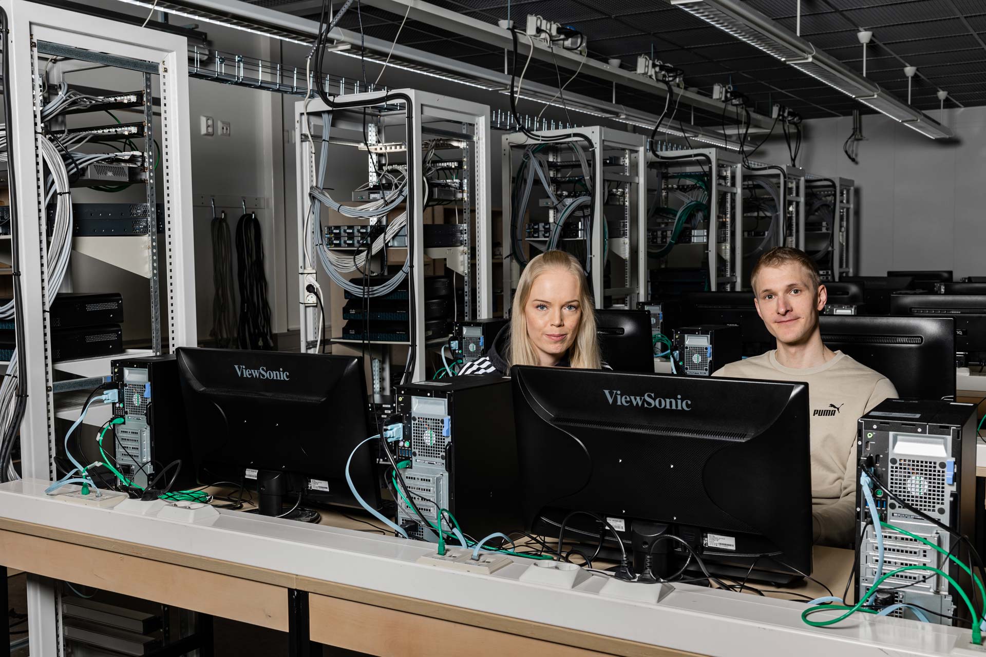 Tekniikan opiskelijat tietotekniikan luokassa.