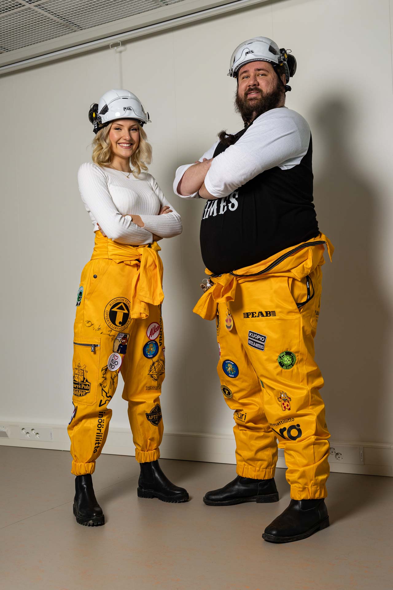 Tekniikan opiskelijat poseeraavat.