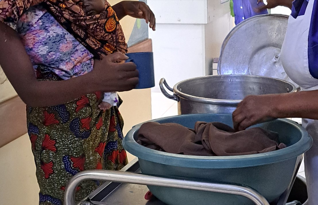 Picture 2. A moment of refreshment for the mother of a child in the General Jose Macamo Hospital.