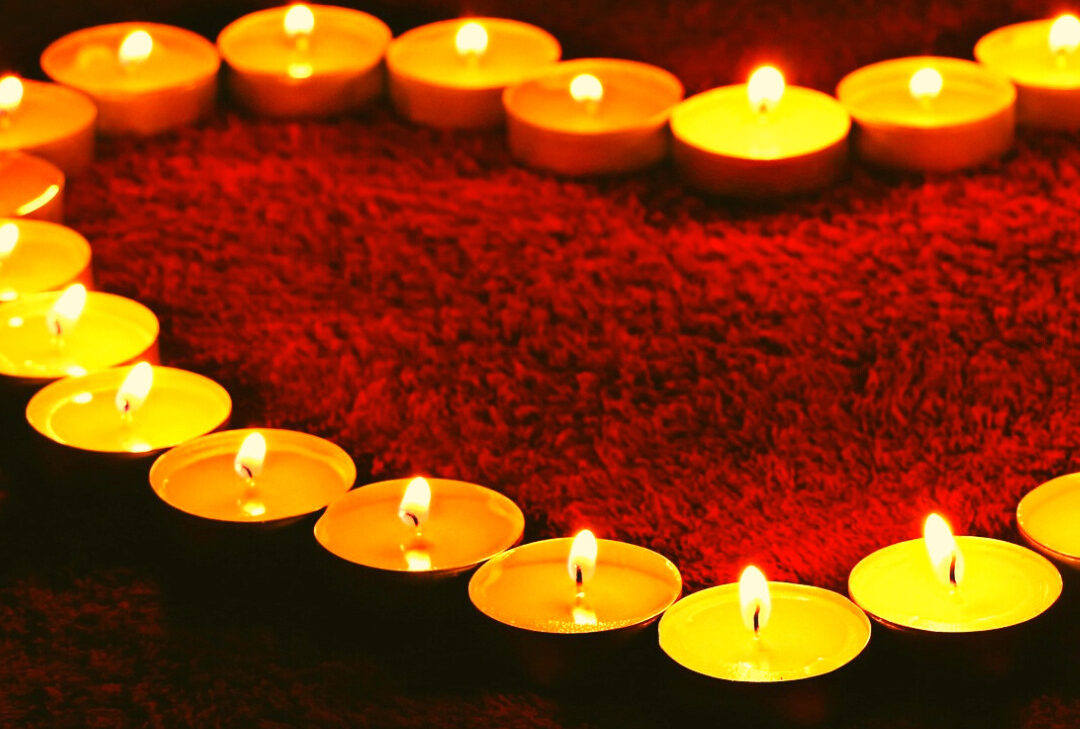 Kuvassa kynttilöitä aseteltuna sydämen muotoon.