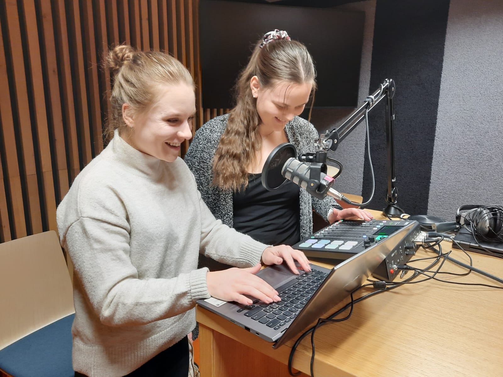 Anu ja Jasmiina poscast-studion äänipöydän äärellä.