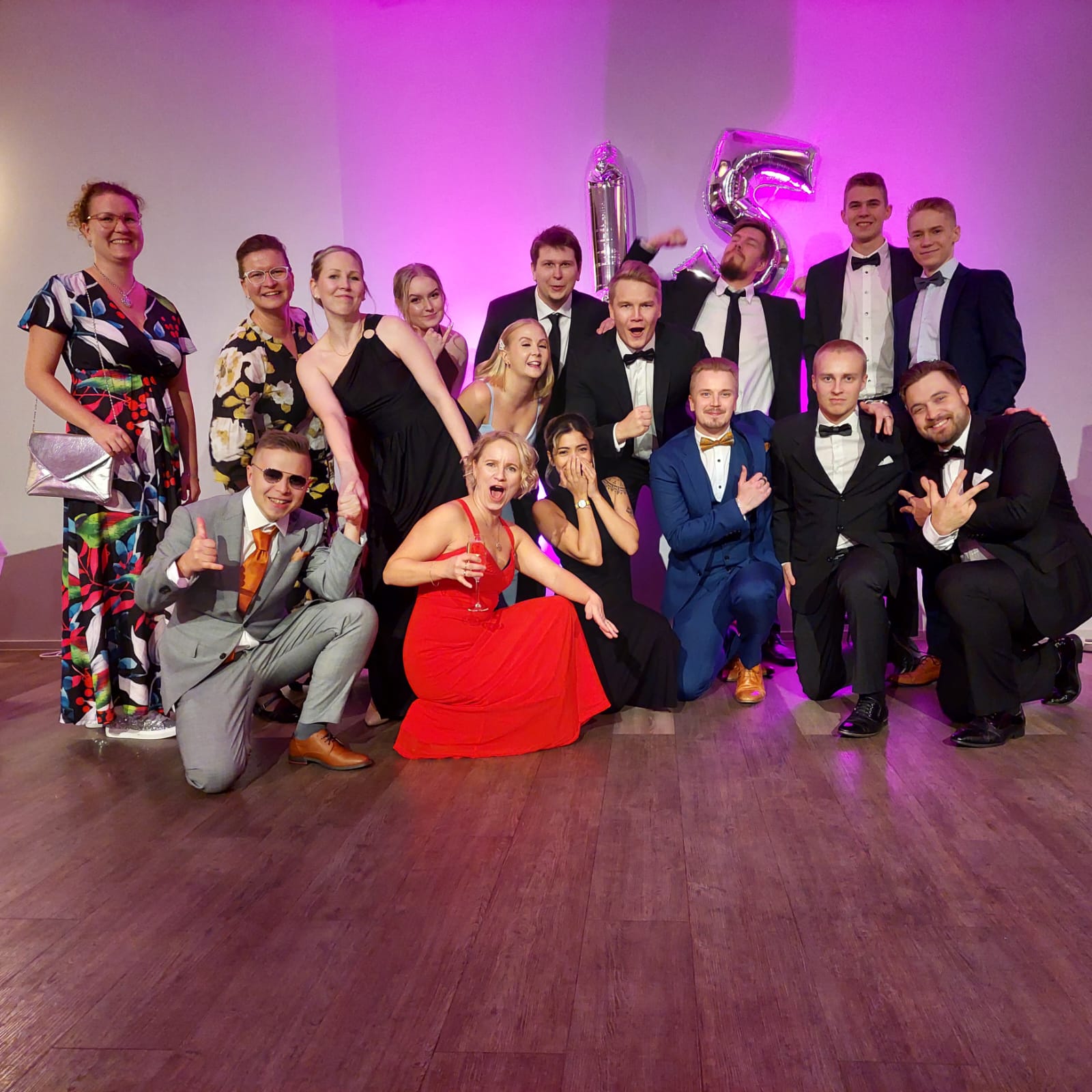 henkilöitä poseeraa juhlassa