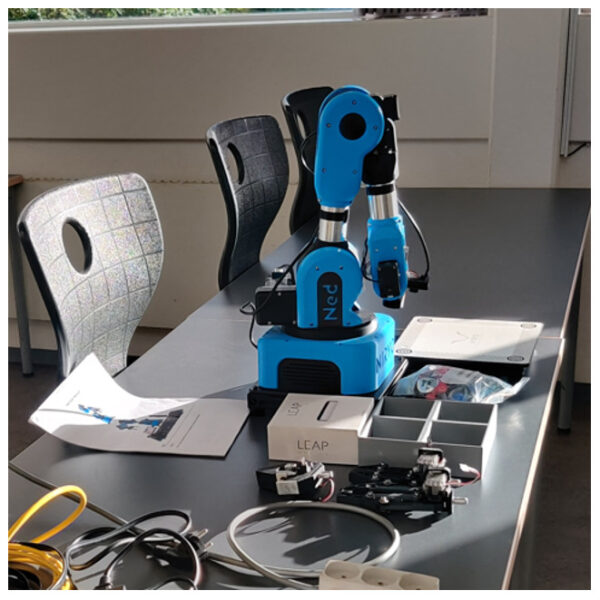 Fig. 3 Images of the Niryo robot with workspace, Leap sensor.