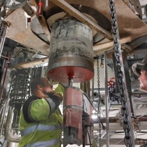 KUVA 2. Kuopion Teho-Louhinta Oy poistamassa kavennusta ja 3-segmentti kuvattuna porauksen jälkeen. Kuvat: Atro Luukkonen.