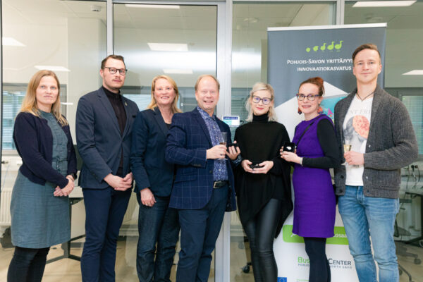 Kasvun Kuikka -palkittuja, tuomaristoa, Business Centerin edustajia. Riikka Nissilä (vas.), Matti Laitinen, Kaija Sääski, Jari Ukkonen, Tiina Hartikainen, Sanna Runsala, Tomi Tuovinen. Kuva: Elia Hintsala.