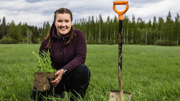 Agrologiopiskelija pellolla.