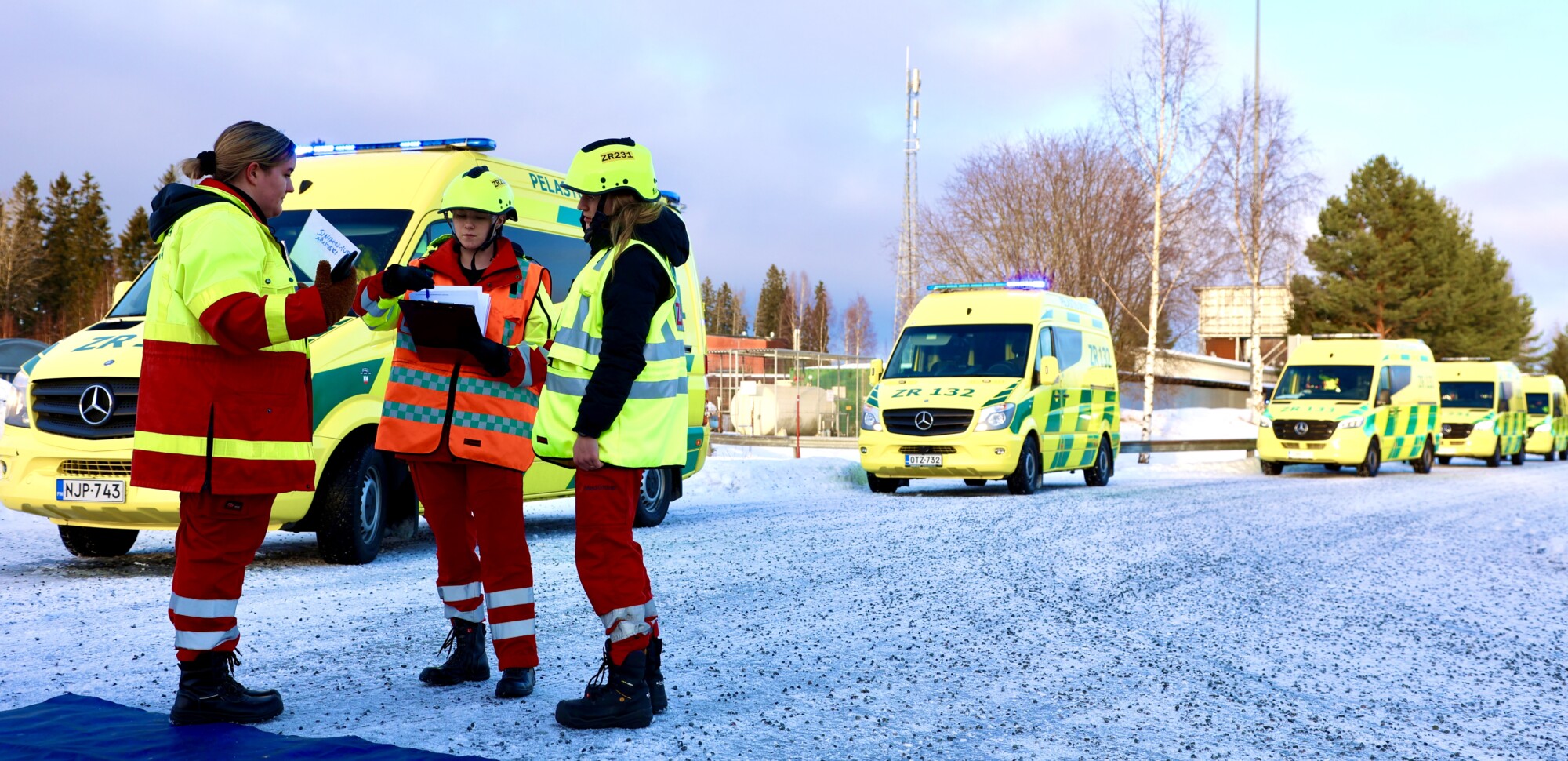 Ambulansseja ja ensihoitajia