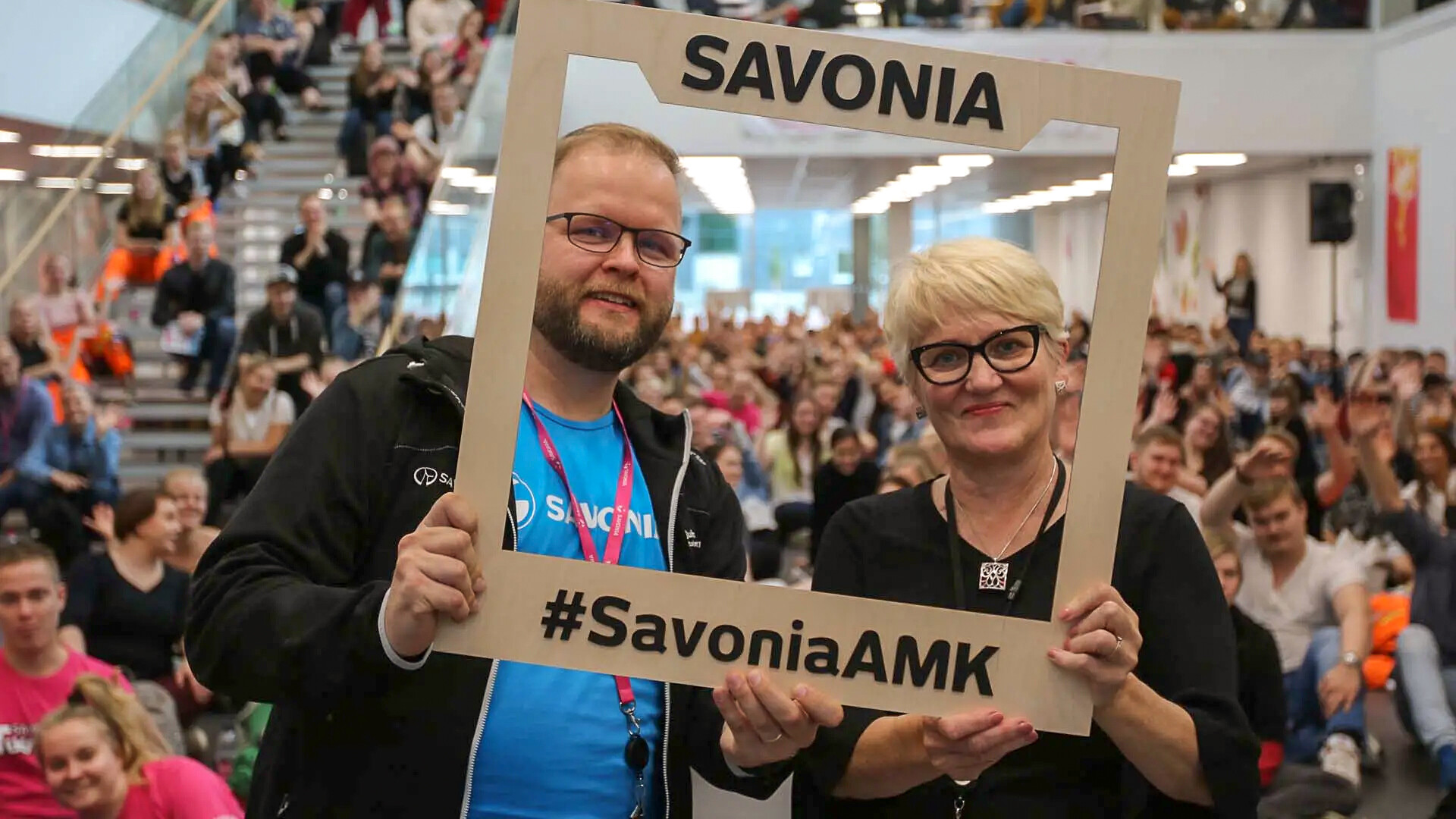 Juha Asikainen ja Mervi Vigren sekä iso joukko ihmisiä Kampussydämessä.