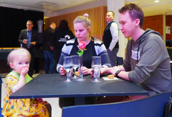Lauri, Annika ja Eerika Koskimäki kuuntelivat svengaavaa menoa Valoaulassa.