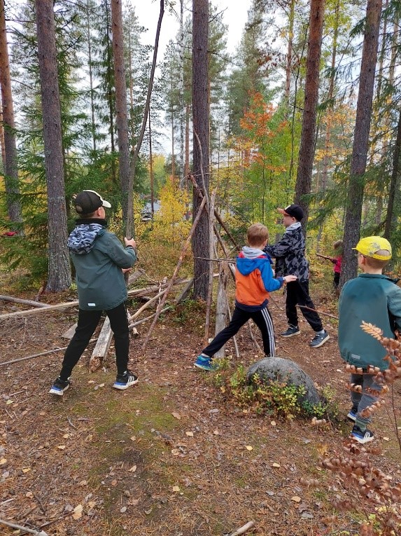 Lapet leikkivät metsässä.