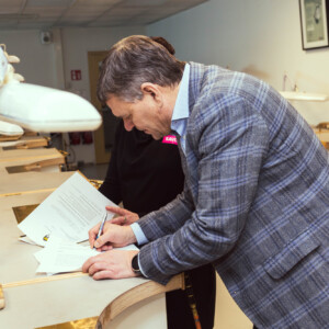 Markku Raatikainen allekirjoittaa KuPS-Savonia-yhteistyösopimusta.
