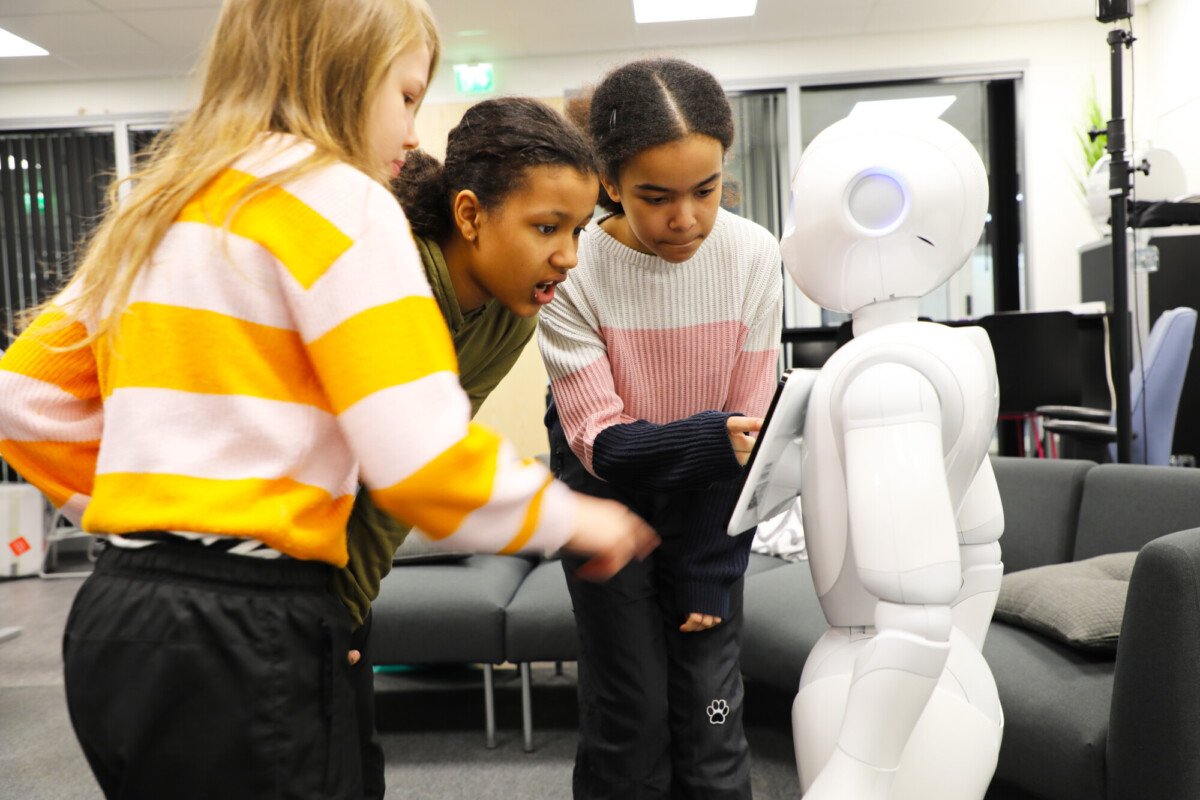 Nelosluokkalaiset tutustumassa robotiikkaan. Eveliina Matilainen, Naana Ampen, Lily Adomako.