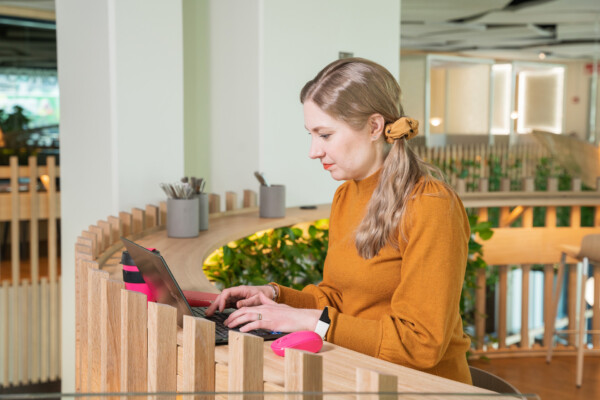 Opiskelija työskentelee cowork-tilassa.